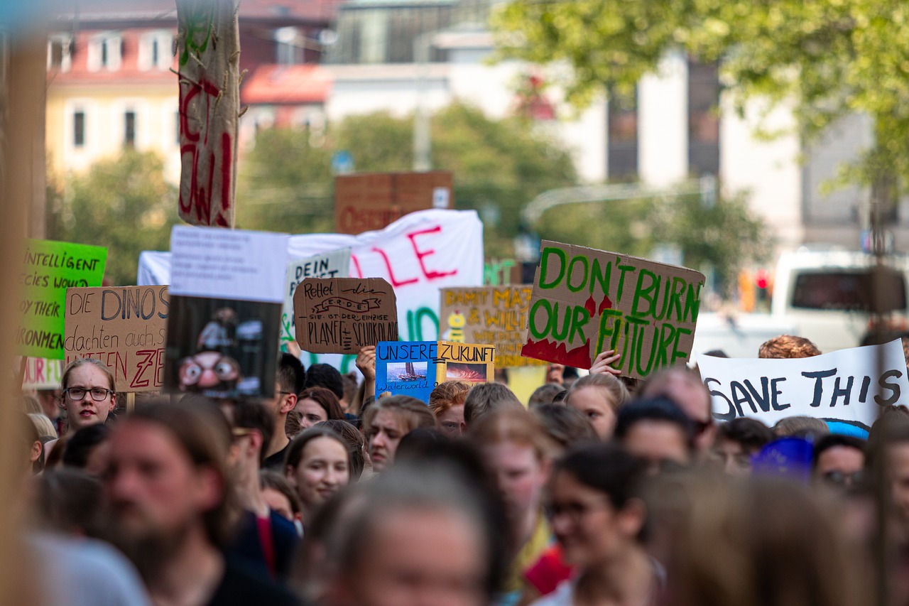 découvrez les enjeux de la désinformation climatique, ses impacts sur la perception du changement climatique et comment la combattre efficacement.