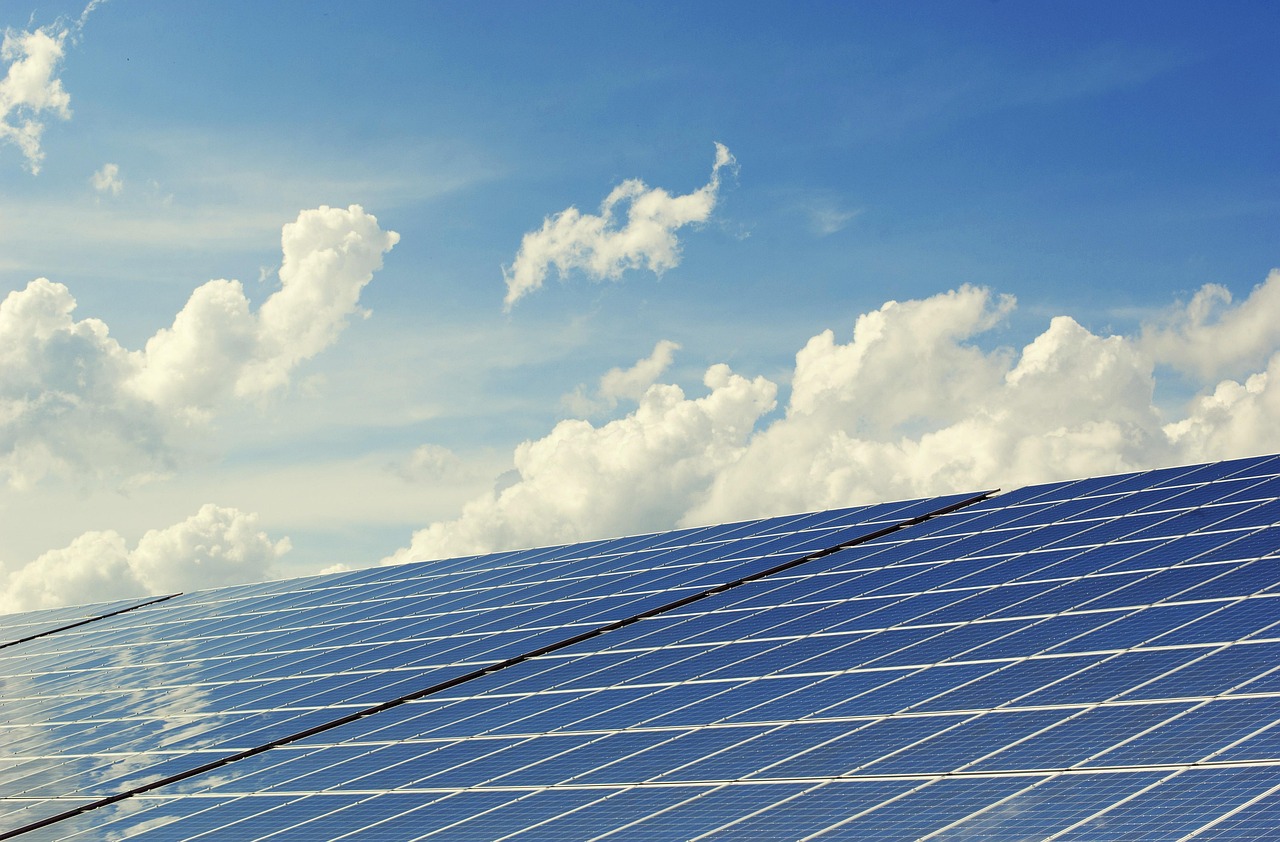 découvrez tout ce qu'il faut savoir sur les énergies renouvelables : fonctionnement, avantages, types (solaire, éolienne, hydraulique) et leur impact positif sur l'environnement. passez à une énergie plus verte et durable.
