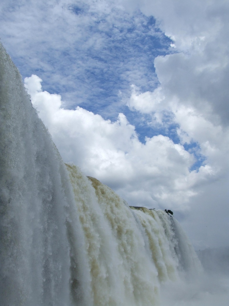 découvrez l'hydroélectricité, une source d'énergie renouvelable fiable et durable. explorez son fonctionnement, ses avantages écologiques et son impact sur la transition énergétique mondiale. apprenez comment l'énergie hydraulique contribue à réduire les émissions de carbone tout en répondant aux besoins croissants en électricité.