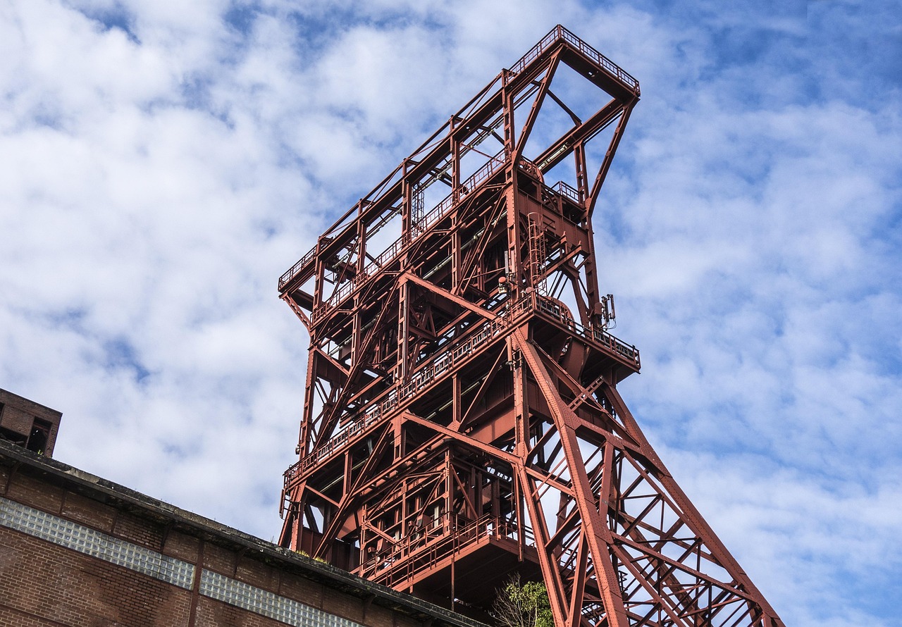 découvrez les causes, conséquences et mesures de sécurité liées aux explosions dans les mines de charbon.