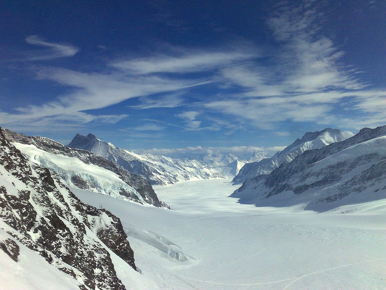 découvrez la beauté et l'importance des glaciers, ces masses de glace majestueuses qui façonnent notre planète et témoignent des changements climatiques.