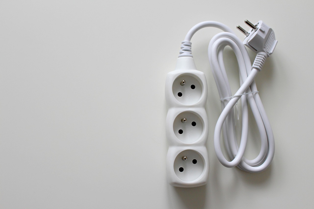 Énergie : La consommation électrique en France reste stable en 2025, un signe révélateur de son retard technologique