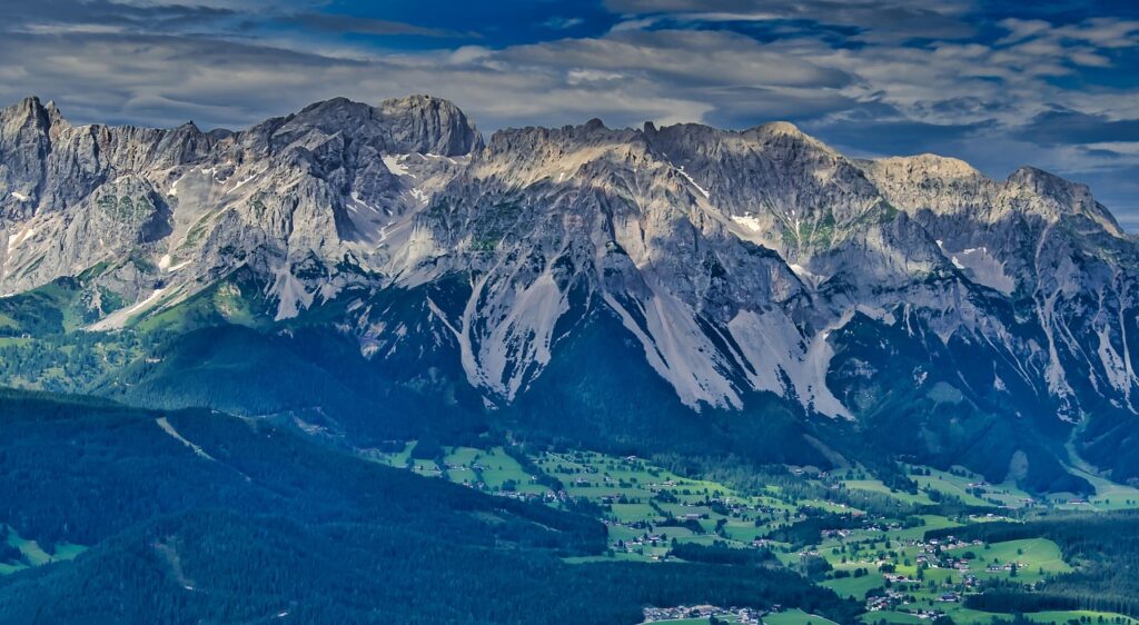 découvrez les alpes, une chaîne de montagnes majestueuse offrant des paysages à couper le souffle, des activités de plein air variées et une riche culture alpine.