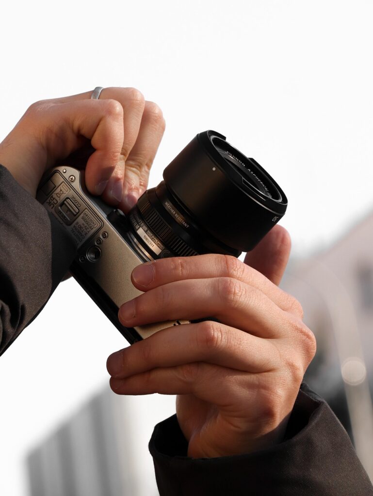 découvrez le mécanisme d'ajustement carbone aux frontières, une politique visant à réduire l'empreinte carbone des importations et à encourager une production durable.